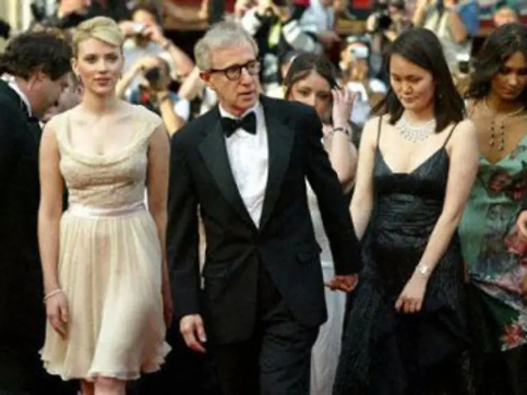 Aber-irgendwie-eben-auch-ein-Frauentyp-hier-mit-Scarlett-Johansson-und-seiner-Frau-Soon-Yi-beim-Filmfest-in-Venedig-2004