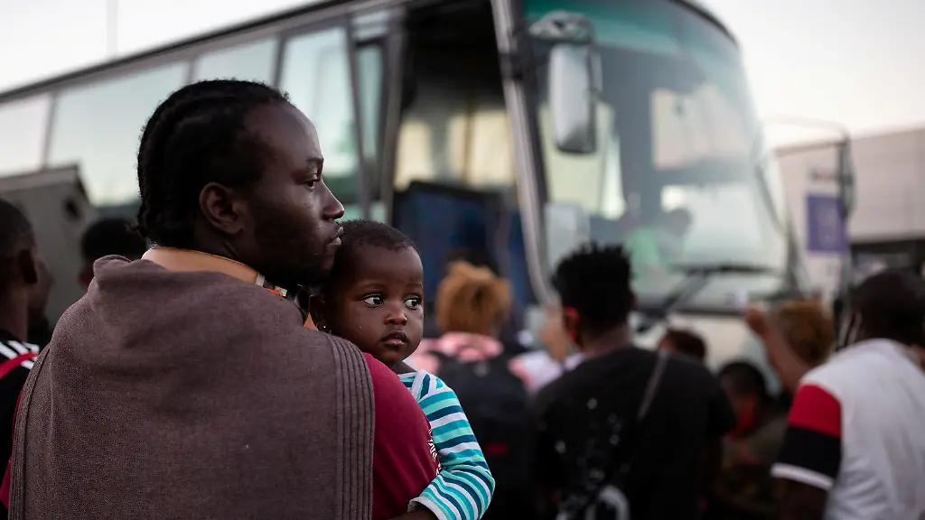 2020-09-10T210815Z-1533956372-RC2TVI92LR4T-RTRMADP-3-EUROPE-MIGRANTS-GREECE-LESBOS