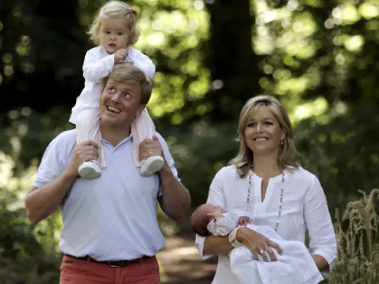 Bereits-im-Juni-machten-diese-beiden-hier-das-Bild-der-Gluecklichen-Familie-perfekt-Maxima-und-Willem-der-Niederlande-zeigen-den-Fotografen-eine-nachdenkliche-grosse-Schwester-Catharina-Amalia-mit-der-kleinen-Alexia
