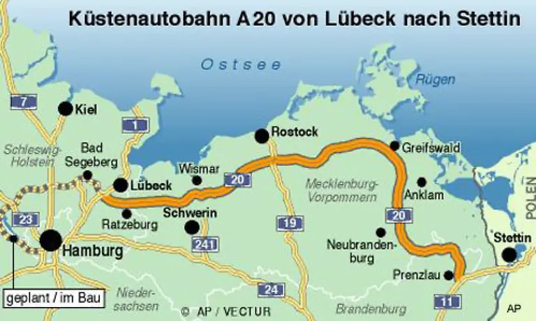 Sie-verlaeuft-parallel-zur-Kueste-vom-Anschluss-zur-A1-bei-Luebeck-ueber-Wismar-Rostock-Grimmen-Greifswald-und-Neubrandenburg-bis-Prenzlau-wo-sie-auf-die-A11-stoesst