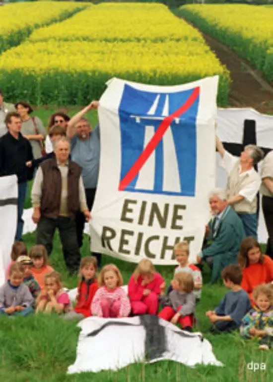 Vor-allem-Umweltschuetzer-wie-der-Bund-fuer-Umwelt-und-Naturschutz-Deutschland-BUND-protestierten-gegen-den-Bau-der-einzelnen-Abschnitte-Als-etwa-der-Bundesrat-1994-fuer-den-Bau-im-Bereich-Wismar-gruenes-Licht-gab-sprach-der-BUND-von-einem-fatalen-Startschuss-fuer-insgesamt-8-000-Hektar-Landschaftsverbrauch-und-einer-anstehenden-oekologischen-Katastrophe