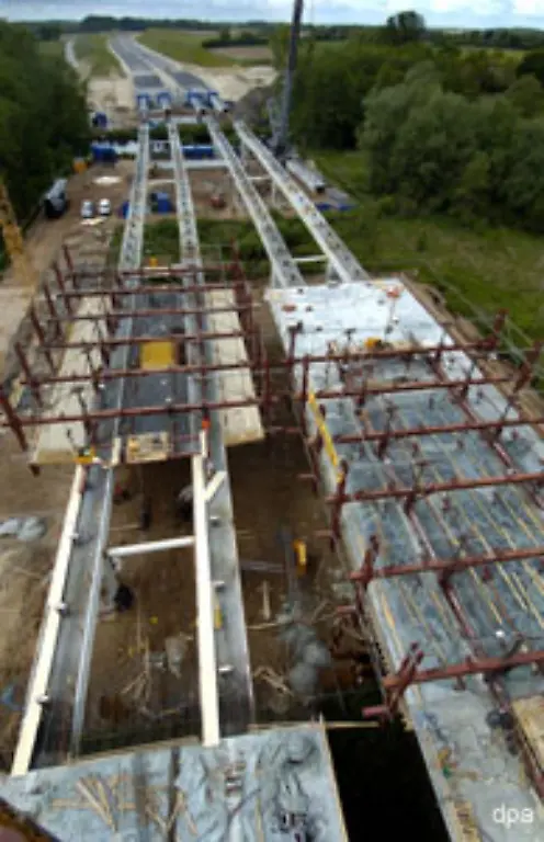 Einer-der-umstrittensten-Abschnitte-war-der-Bau-der-Wakenitzbruecke-Die-Wakenitz-gilt-wegen-ihres-Artenreichtums-als-Amazonas-des-Nordens-Doch-auch-hier-hatten-die-Gegner-das-Nachsehen-Seit-dem-Sommer-2004-steht-die-Bruecke