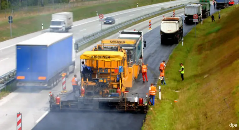 Durch-Proteste-ganz-anderer-Art-kennt-der-Norden-seit-dem-Autobahnbau-bei-Schoenberg-zwei-vollkommen-neue-Begriffe-Bruell-Beton-und-Besenstrich-quer-So-naemlich-nannten-die-Anwohner-des-14-Kilometer-langen-Abschnitts-den-dort-verwendeten-Strassenbelag