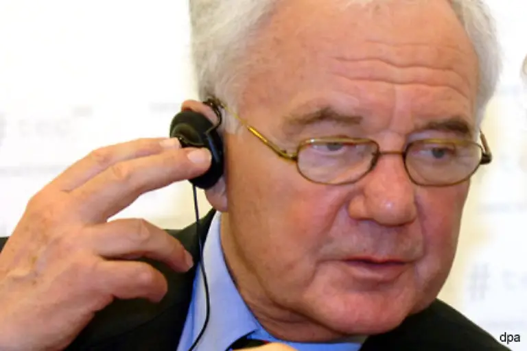 Die-Querrillen-des-Belags-verursachten-in-den-Ohren-der-Menschen-einen-unertraeglichen-Laerm-Eine-Buergerinitiative-erstattete-gegen-Bundesverkehrsminister-Manfred-Stolpe-Anzeige-Der-Vorwurf-Koerperverletzung-durch-Laerm