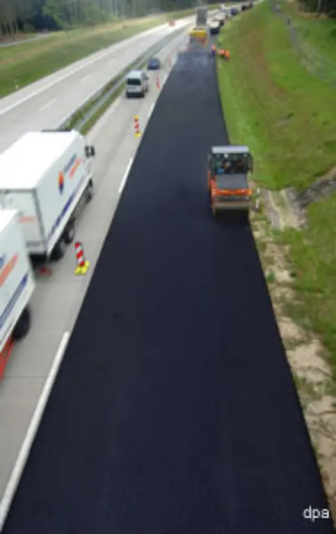 Tatsaechlich-wurde-der-Fahrbahnbelag-ausgetauscht-Der-neue-Untergrund-brachte-die-dritte-neue-Vokabel-in-den-Wortschatz-des-Nordens-Fluester-Asphalt