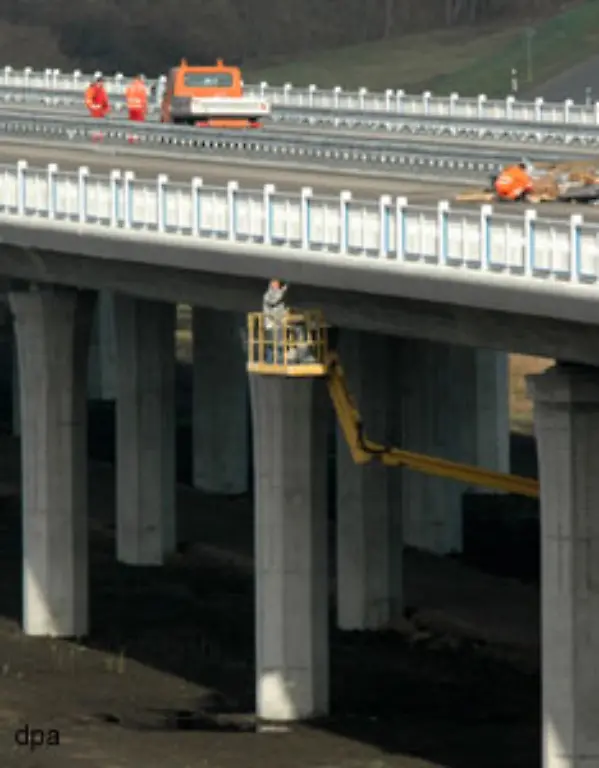 Vor-allem-die-14-Autobahnbruecken-mit-einer-Gesamtlaenge-von-mehr-als-8-5-Kilometern-gelten-als-ingenieurtechnische-Meisterleistung