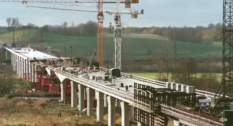 Diese-hier-ist-930-Meter-lang-und-verlaeuft-quer-durch-das-Trinkwasserschutzgebiet-Warnowtal-suedlich-von-Rostock-Sie-steht-auf-204-Pfeilern-mit-bis-zu-12-Meter-tiefen-Fundamenten-Kostenpunkt-47-5-Millionen-Mark