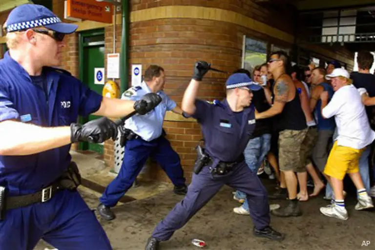 Am-Strand-der-australischen-Metropole-Sydney-kam-es-zu-Krawallen-und-rassistischen-Uebergriffen-Sie-entzuendeten-sich-an-Berichten-nach-denen-Australier-libanesischer-Herkunft-zwei-Rettungsschwimmer-zusammengeschlagen-haetten