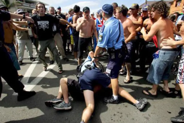 Die-Polizei-musste-mit-grossem-Aufgebot-gegen-die-Randalierer-vorgehen-Die-Beamten-wurden-mit-Steinen-und-Bierflaschen-beworfen