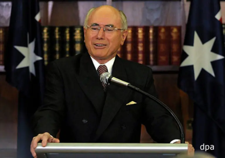 Premierminister-John-Howard-verurteilte-die-Ausschreitungen-Der-konservative-Politiker-weigerte-sich-aber-die-Anstifter-zu-den-Krawallen-als-Rassisten-zu-bezeichnen