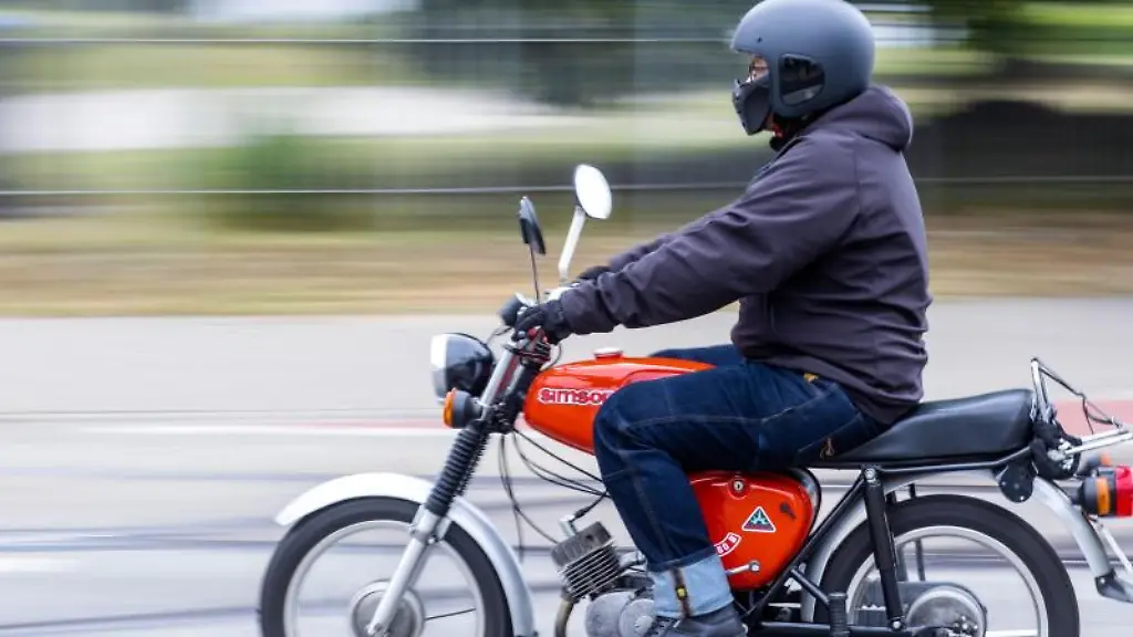 Ein-Mann-faehrt-auf-einem-Moped