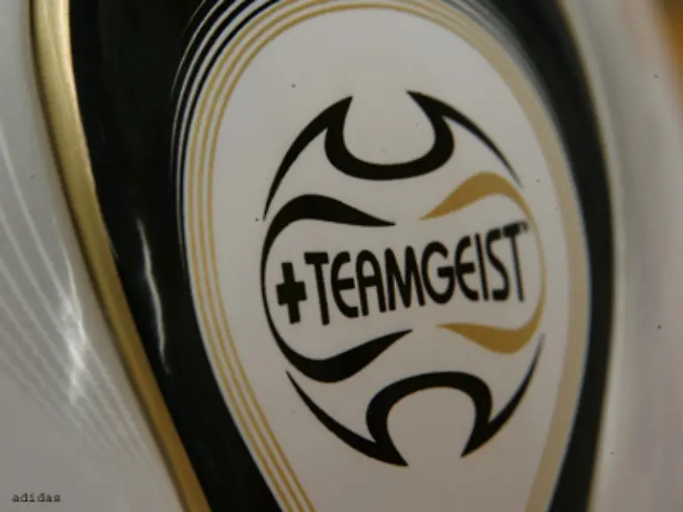 Alle-vier-Jahre-praesentiert-adidas-der-offizielle-Ausruester-des-Fussball-Weltverbandes-FIFA-den-neuen-WM-Ball-Der-Spielball-fuer-die-Fussball-Weltmeisterschaft-2006-in-Deutschland-traegt-den-ungewoehnlichen-Namen-Teamgeist