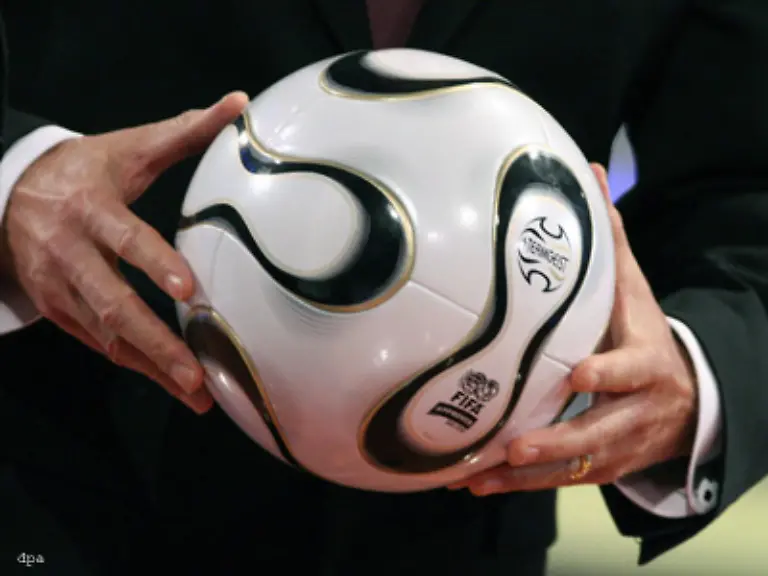 Der-Name-ist-mit-Bedacht-gewaehlt-Teamgeist-ist-laut-adidas-die-wohl-wichtigste-Eigenschaft-die-jede-Mannschaft-besitzen-muss-um-am-Ende-den-goldenen-Pokal-den-eigenen-Fans-praesentieren-zu-koennen