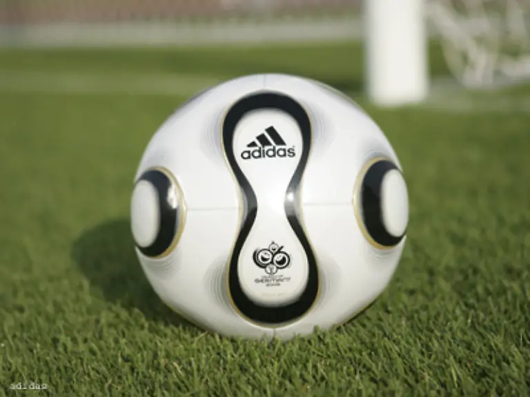 Mit-dem-neuen-Ball-kehrt-der-Sportartikelkonzern-zum-klassischen-schwarz-weissen-Design-der-WM-Baelle-bis-1994-zurueck