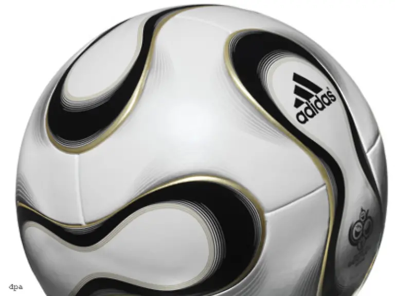 Lediglich-ein-ganz-zarter-goldener-Streifen-der-um-die-geschwungenen-ovalen-Applikationen-gelegt-ist-erinnert-an-die-Farbe-des-Weltpokals