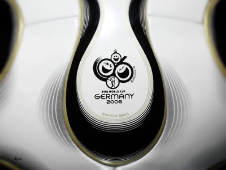 Auf-dem-Ball-ist-neben-den-drei-adidas-Streifen-auch-das-komische-offizielle-WM-Logo-mit-den-drei-lachenden-Gesichtern-zu-sehen