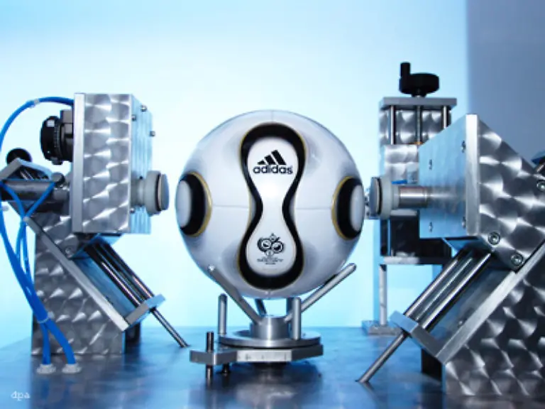 Es-handlt-sich-um-eine-komplett-neue-technologische-Entwicklung-schwaermt-adidas-Vorstand-Herbert-Hainer-Insbesondere-gebe-es-eine-neue-Zusammensetzung-der-so-genannten-Panel-Shapes-das-sind-die-Fuenf-und-Sechsecke-aus-denen-sich-das-Spielgeraet-zusammensetzt
