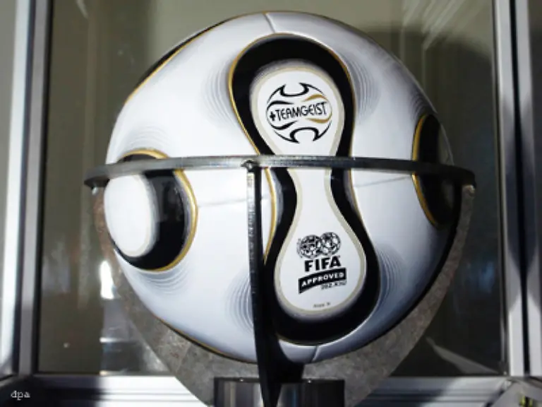 Umfassende-Vergleichstests-in-der-englischen-Loughborough-Universitaet-und-im-Fussballlabor-von-adidas-in-Scheinfeld-hat-Teamgeist-bereits-hinter-sich