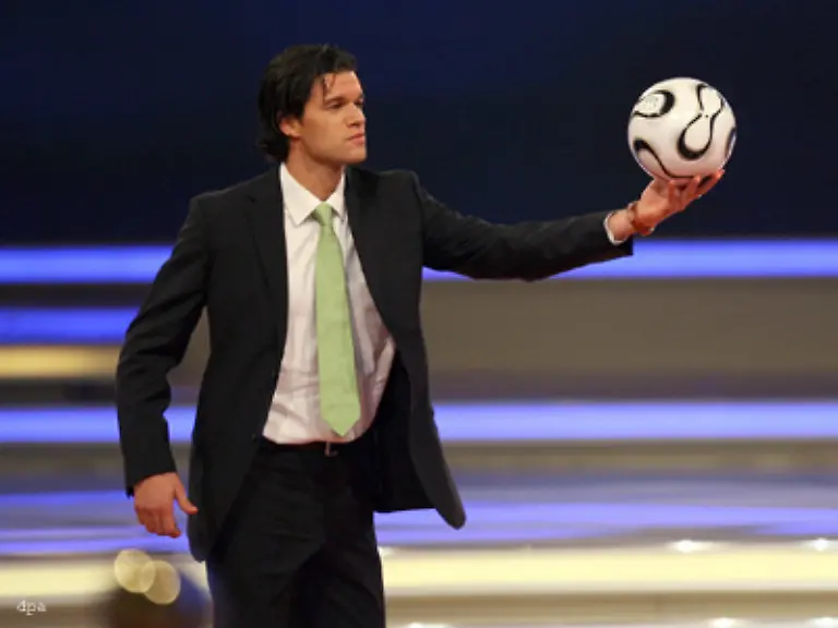 Bei-der-Auslosungsgala-in-Leipzig-praesentierte-DFB-Kapitaen-Michael-Ballack-die-Pille-erstmals-der-breiten-Oeffentlichkeit