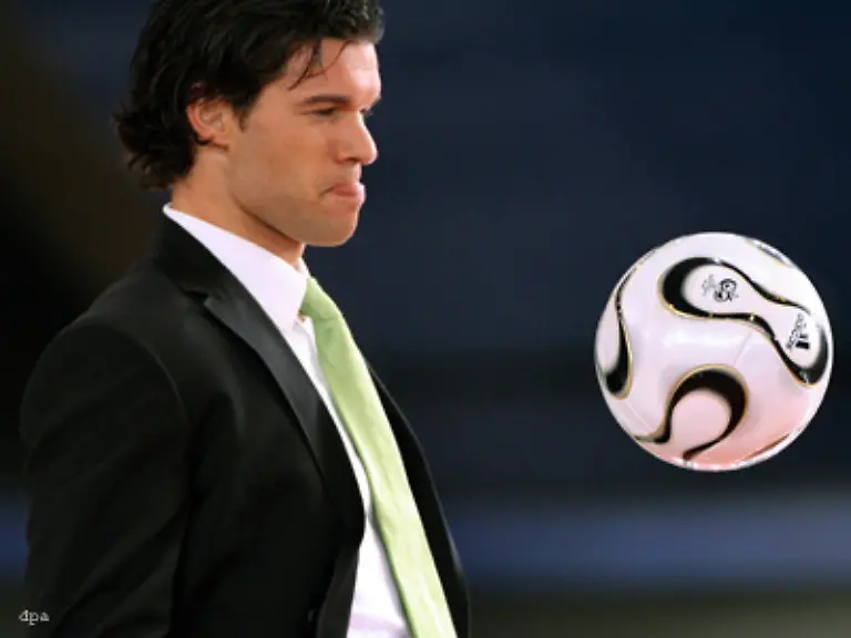 Zum-Glueck-biss-er-sich-nicht-auf-die-Zunge