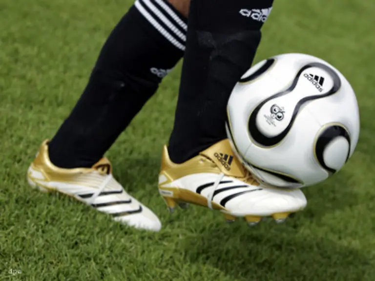 Neben-Ballack-freuen-sich-auch-weitere-Weltstars-wie-Zinedine-Zidane-Frankreich-Kaka-Brasilien-und-David-Beckham-England-darauf-Teamgeist-uebers-Feld-zu-jagen