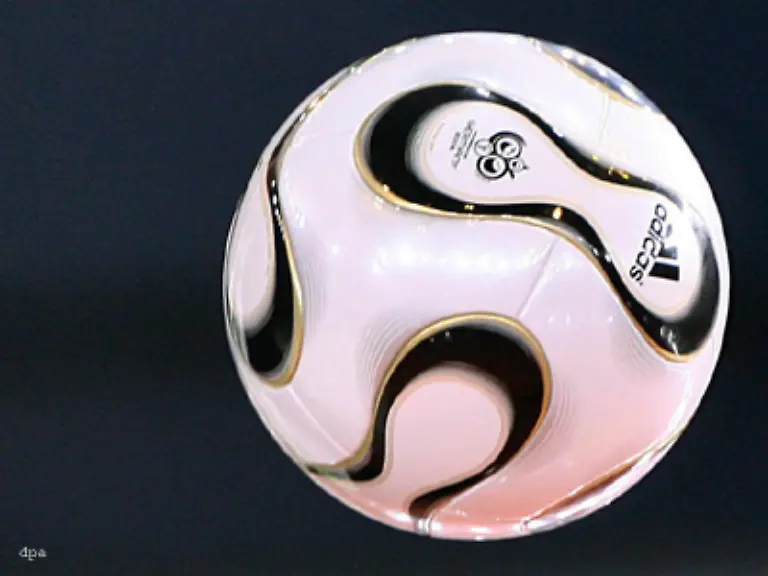 Das-ist-ein-toller-Ball-Ich-mag-das-klassische-Design-Alle-die-damit-schon-spielen-durften-sind-begeistert-erklaerte-Englands-Star-David-Beckham-in-einem-Spot-des-Herstellers