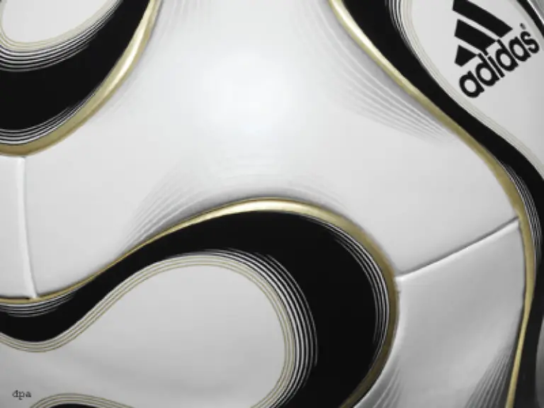 Ich-mag-den-Ball-er-liegt-toll-am-Fuss-sagte-Milan-Star-Kaka-der-mit-diesem-Ball-fuer-Brasilien-2006-den-WM-Titel-holen-will