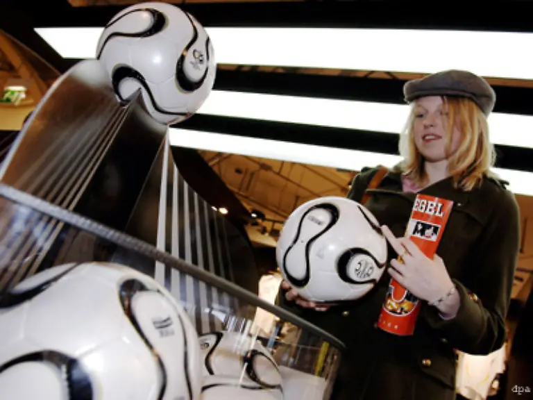 Das-schwarz-weisse-Wunderbaellchen-ist-aber-nicht-ganz-billig-Stolze-110-Euro-muessen-kleine-und-grosse-Fussballfans-fuer-Teamgeist-auf-den-Tisch-legen-Diese-hier-aus-der-Volksball-Edition-sind-fuer-rund-25-Euro-zu-haben-Erkennt-man-an-der-Nahtform