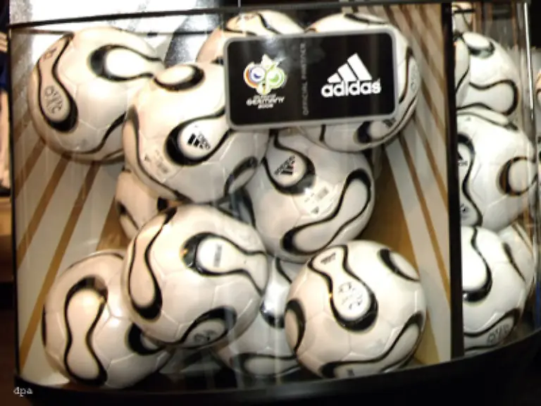 Seit-1970-stellt-adidas-den-offiziellen-Spielball-fuer-alle-grossen-Turniere-der-UEFA-und-FIFA-her