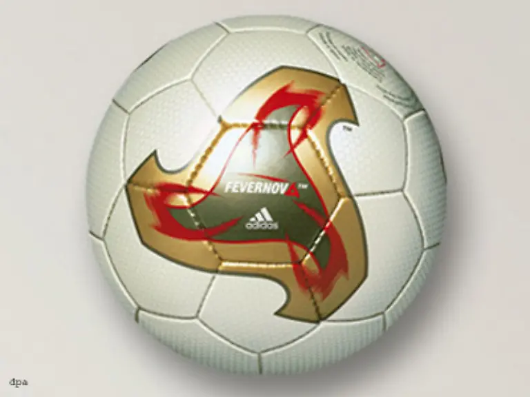 Der-WM-Ball-2002-hiess-Fevernova-und-wurde-von-einer-bunten-Flamme-geziert