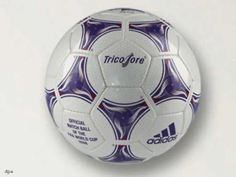 In-Frankreich-traten-Fussballer-nach-Tricolore-Der-Ball-war-mit-einer-neu-entwickelten-High-Tech-Schicht-versehen-die-klare-Verbesserungen-brachte-Tricolore-war-weicher-und-schneller-als-seine-Vorgaenger