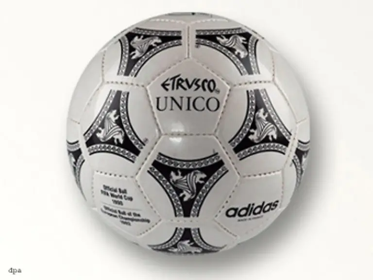 Vier-Jahre-zuvor-holte-die-deutsche-Elf-in-Italien-mit-freundlicher-Untersuetzung-von-Etrusco-Unico-den-Titel-Andreas-Brehme-semmelte-1990-den-Ball-im-Finale-ins-Tor-Etrusco-Unico-war-ein-High-Tech-Produkt-das-komplett-aus-wenigen-Synthetikfasern-hergestellt-wurde