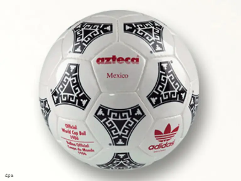 Bei-der-WM-1986-in-Mexiko-hiess-das-Baellchen-Azteca-Ein-handgenaehter-Ball-fuer-dessen-Herstellung-erstmals-kein-Leder-sondern-synthetisches-Material-verwendet-wurde