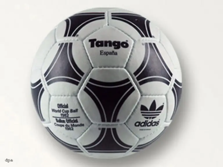 Beim-Turnier-1982-in-Spanien-flog-der-Lederball-Tango-Espana-uebers-Spielfeld