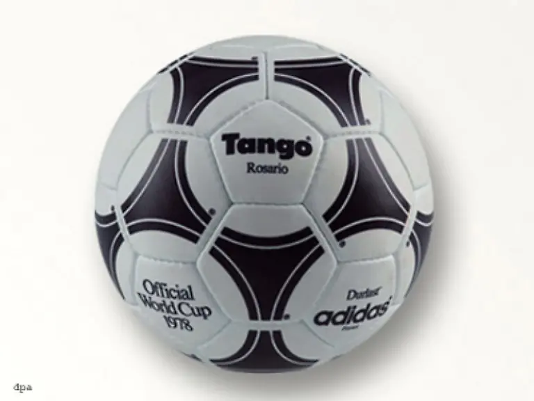 Bei-der-Fussball-WM-1978-in-Argentinien-stand-der-Tango-erstmals-im-Mittelpunkt-Er-bestand-aus-32-Einzelteilen-und-hatte-keinen-Anfang-und-kein-Ende-Nicht-einmal-Experten-konnten-sehen-an-welcher-Stelle-die-letzten-Stiche-gestellt-wurden