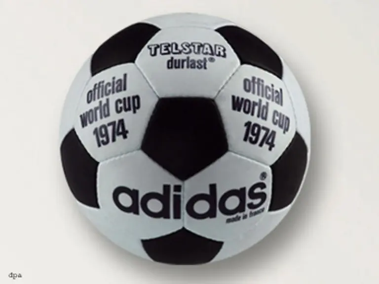 Die-WM-Krone-1974-holte-Deutschland-im-eigenen-Land-auch-mit-Hilfe-von-Telstar-Chile