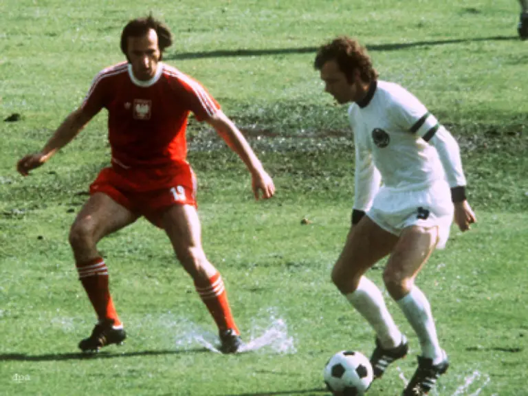 Selbst-bei-der-Wasserschlacht-gegen-Polen-machte-die-Pille-eine-gute-Figur-Hier-zeigt-der-junge-Beckenbauer-sein-Koennen-am-Ball