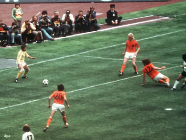 Im-Finale-gegen-die-Niederlande-befoerderte-Gerd-Mueller-Telstar-Chile-hinter-die-Torlinie