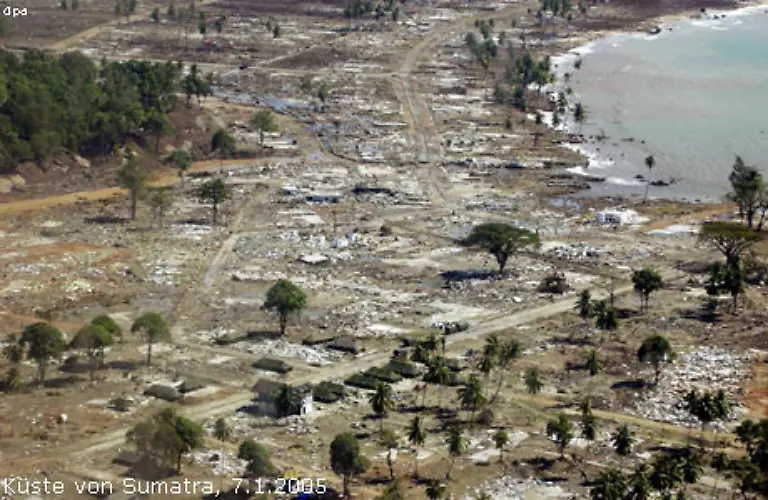 Der-Begriff-Tsunami-kommt-aus-dem-Japanischen-und-bedeutet-so-viel-wie-grosse-Welle-im-Hafen-Tsunamis-breiten-sich-mit-bis-zu-900-Stundenkilometern-aus-und-koennen-so-binnen-weniger-Stunden-ganze-Ozeane-durchqueren