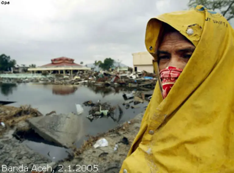 In-der-indonesischen-Provinzhauptstadt-Banda-Aceh-hinterliess-der-Tsunami-nach-Schaetzungen-der-UN-1-5-Millionen-Kubikmeter-Dreck-und-Schmutz-genug-um-30-Fussballfelder-bis-zur-Hoehe-dreistoeckiger-Gebaeude-zu-bedecken