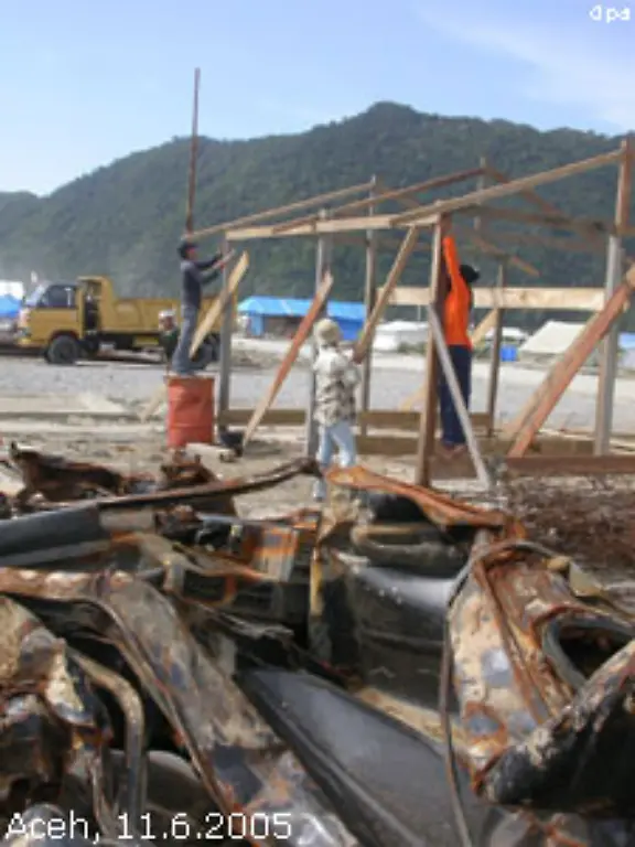 Experten-schaetzen-dass-der-Wiederaufbau-hier-ein-Bild-aus-Aceh-noch-drei-bis-fuenf-Jahre-dauern-wird-Unicef-Geschaeftsfuehrer-Garlichs-betont-dass-es-auch-nach-dem-Erdbeben-im-japanischen-Kobe-von-1995-sieben-Jahre-gedauert-hat-bis-die-Schaeden-behoben-waren