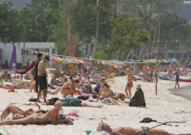 133-liegen-mittlerweile-wieder-Urlauber-in-der-Sonne-einige-von-ihnen-auch-um-vor-Ort-um-Angehoerige-zu-trauern-die-in-den-Flutwellen-ums-Leben-kamen
