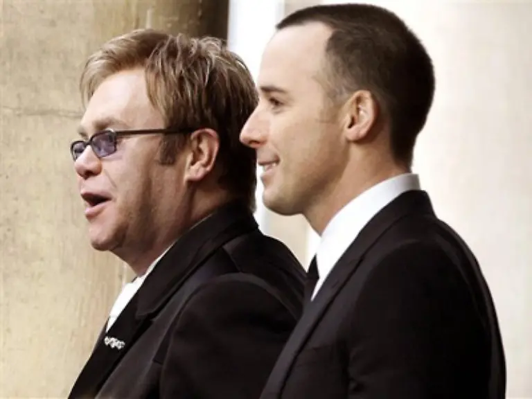 Damit-haben-Elton-und-David-in-England-eine-Lanze-fuer-homosexuelle-Paare-gebrochen