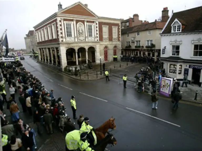 Und-obwohl-sie-genau-dort-geheiratet-haben-wo-auch-Charles-seine-Camilla-zu-einer-ehrbaren-Frau-gemacht-hat