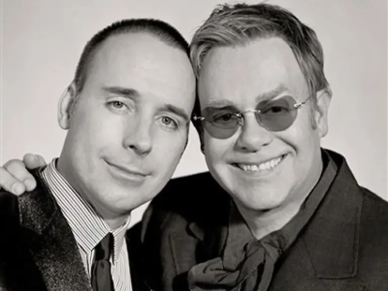 denn-das-junge-Glueck-feierte-mit-seinen-700-engsten-Freunden