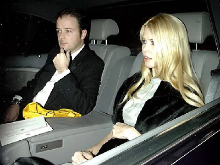 Auch-unsere-Claudia-wirkt-irgendwie-unrelaxt-und-der-Gatte-muss-gar-schon-das-Kinn-stuetzen