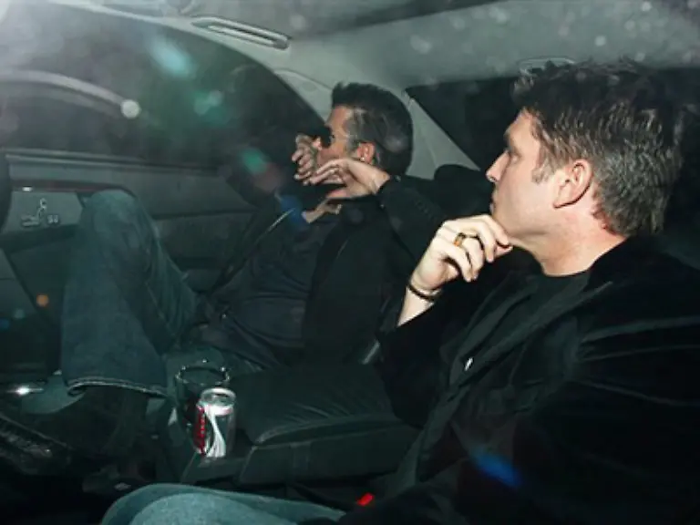 Diese-beiden-gucken-erst-gar-nicht-in-die-Kamera-sie-spueren-wahrscheinlich-den-Druck-jetzt-auch-im-naechsten-Sommer-so-eine-bombastische-Party-ausrichten-zu-muessen-wenn-fuer-sie-George-Michael-und-Lebensgefaehrte-Kenny-Goss-die-Hochzeitsglocken-bimmeln-werden