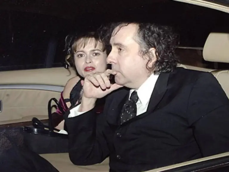 Im-Sommer-zu-heiraten-hat-auch-einen-unschlagbaren-Vorteil-fuer-die-Gaeste-Man-ist-immer-ein-bisschen-braun-und-sieht-erholter-aus-als-in-der-kalten-Jahreszeit-obwohl-das-fuer-Helena-Bonham-Carter-und-ihren-Verlobten-Regisseur-Tim-Burton-nicht-unbedingt-gilt-Sie-favorisieren-ja-zu-jeder-Jahreszeit-den-Gothic-Look