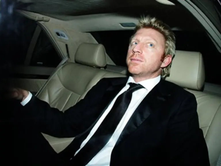 und-Bobele-nutzt-die-Zeit-in-der-Limousine-um-sich-entspannt-zurueckzulehnen