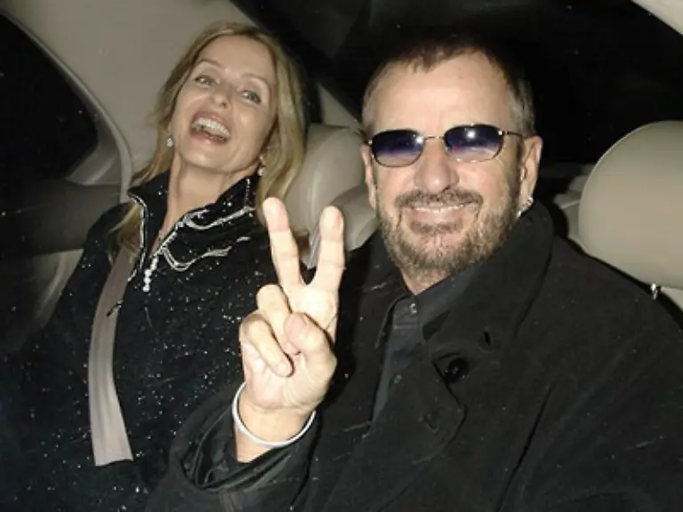 Ringo-Starr-ist-der-alte-Spassvogel-wie-eh-und-je-und-auch-Ehefrau-Barbara-Bach-ist-nicht-aus-der-Fassung-zu-bringen